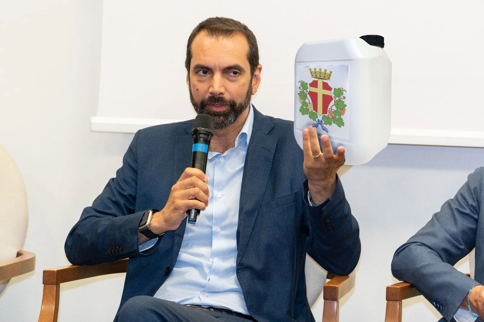 Da un fotomontaggio nasce un desiderio “Basile distribuisca bidoni d’acqua casa per casa”. Gli esercenti, intanto, hanno le “megacisterne”…